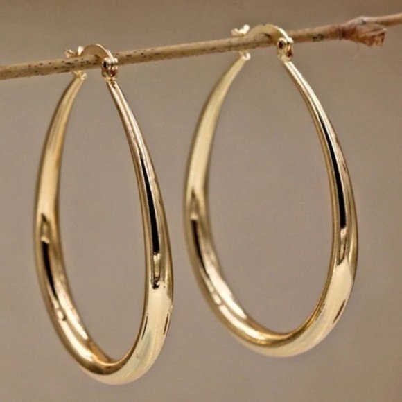 **18K Yellow Gold 1.5'' Oval Hoop Earrings - Picture 3 of 11